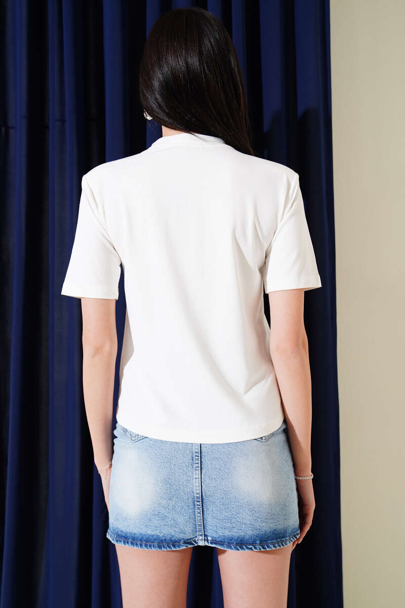 https://cdn.pazarium.com.tr/omuz-vatkali-yarim-fermuarli-t-shirt-ekru-590344-14-B.jpg