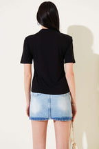 https://cdn.pazarium.com.tr/omuz-vatkali-yarim-fermuarli-t-shirt-siyah-590339-14-B.jpg