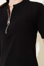 https://cdn.pazarium.com.tr/omuz-vatkali-yarim-fermuarli-t-shirt-siyah-590341-14-B.jpg