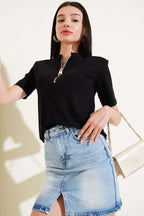 https://cdn.pazarium.com.tr/omuz-vatkali-yarim-fermuarli-t-shirt-siyah-590342-14-B.jpg