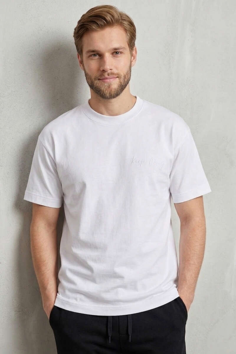 https://cdn.pazarium.com.tr/on-ve-arka-nakisli-oversize-erkek-t-shirt-beyaz-756973-18-B.jpg
