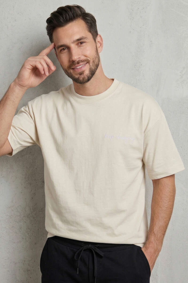 https://cdn.pazarium.com.tr/on-ve-arka-nakisli-oversize-erkek-t-shirt-kemik-756976-18-B.jpg