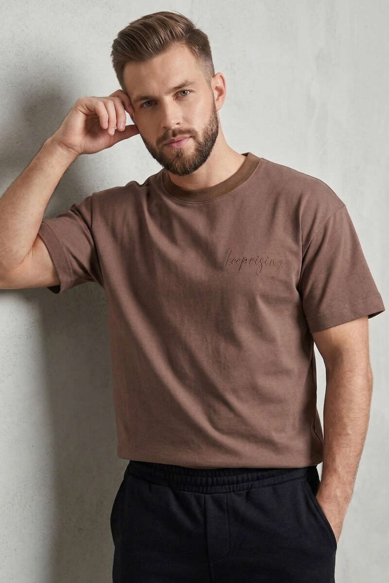 https://cdn.pazarium.com.tr/on-ve-arka-nakisli-oversize-erkek-t-shirt-vizon-756982-18-B.jpg
