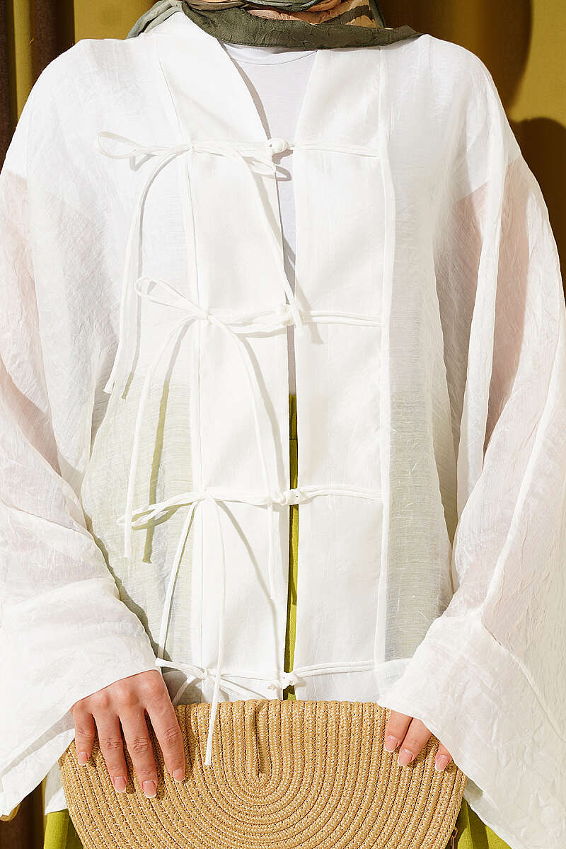 https://cdn.pazarium.com.tr/onu-bagcikli-oversize-tul-kimono-beyaz-797447-19-B.jpg