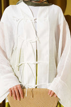 https://cdn.pazarium.com.tr/onu-bagcikli-oversize-tul-kimono-beyaz-797447-19-B.jpg