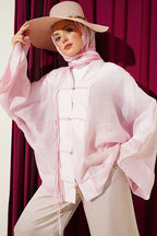https://cdn.pazarium.com.tr/onu-bagcikli-oversize-tul-kimono-pembe-797433-19-B.jpg