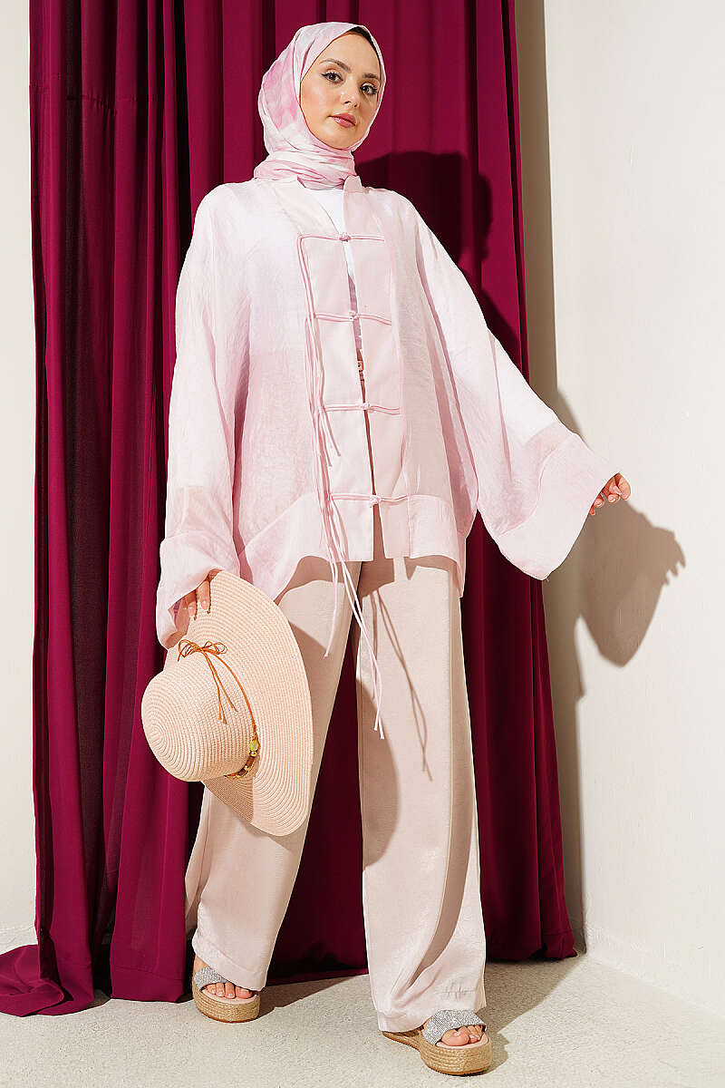 https://cdn.pazarium.com.tr/onu-bagcikli-oversize-tul-kimono-pembe-797436-19-B.jpg