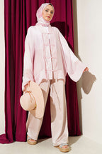 https://cdn.pazarium.com.tr/onu-bagcikli-oversize-tul-kimono-pembe-797436-19-B.jpg