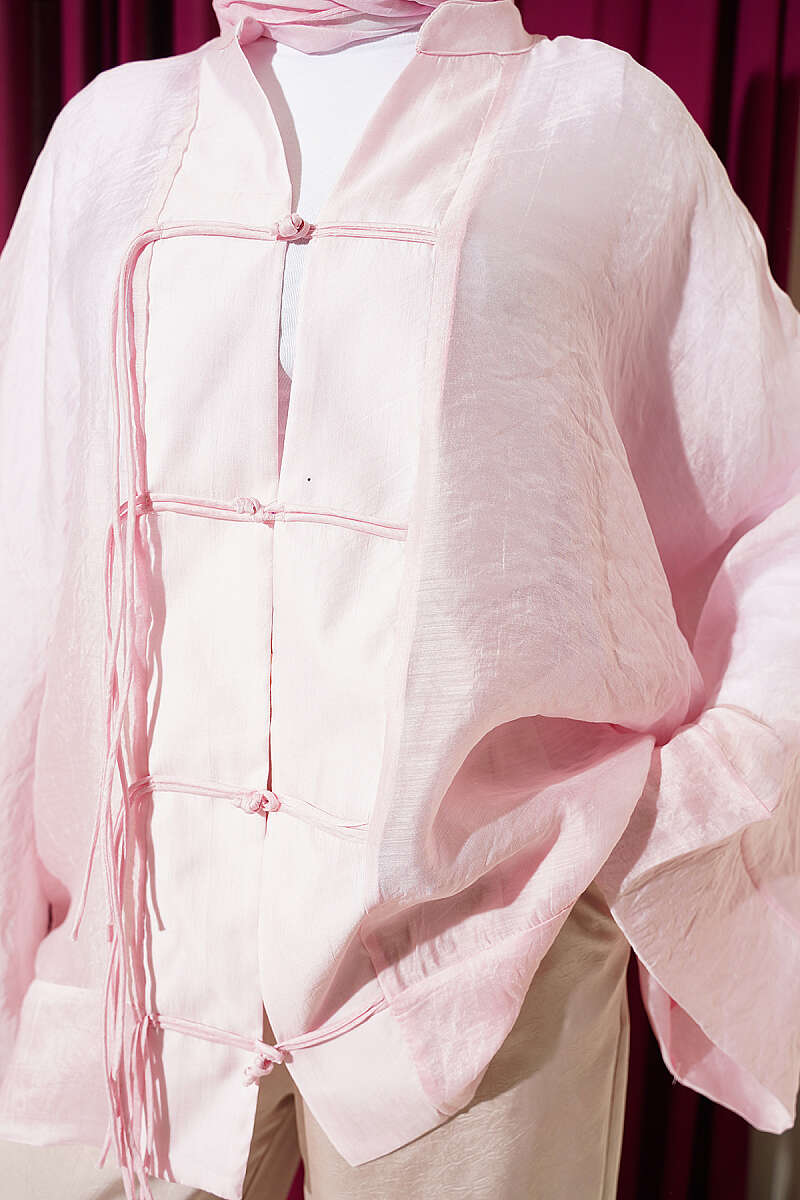 https://cdn.pazarium.com.tr/onu-bagcikli-oversize-tul-kimono-pembe-797444-19-B.jpg