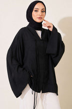 https://cdn.pazarium.com.tr/onu-bagcikli-oversize-tul-kimono-siyah-807502-19-B.jpg