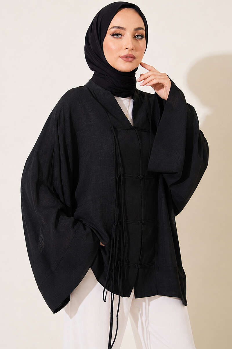 https://cdn.pazarium.com.tr/onu-bagcikli-oversize-tul-kimono-siyah-807502-19-B.jpg