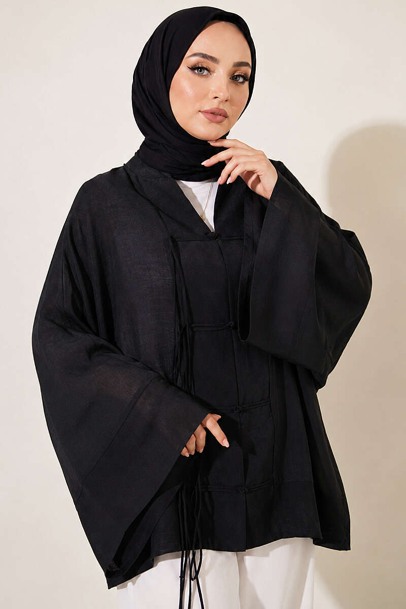 https://cdn.pazarium.com.tr/onu-bagcikli-oversize-tul-kimono-siyah-807503-19-B.jpg