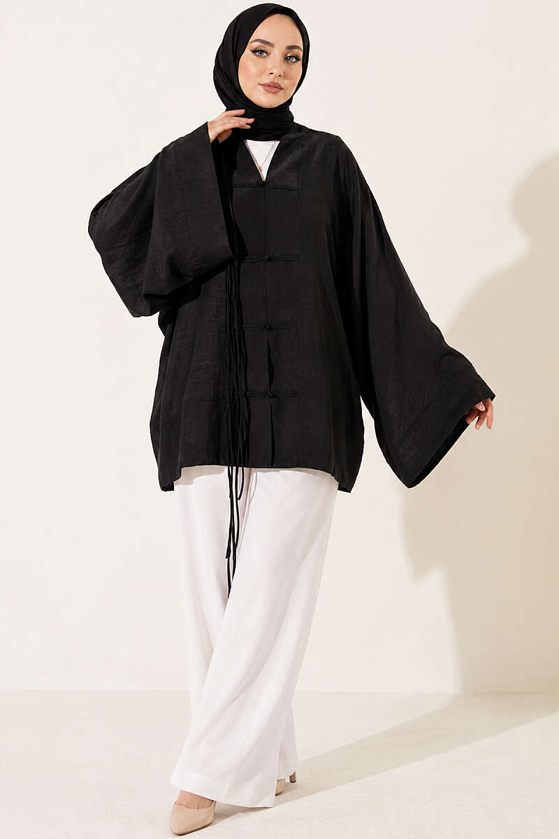 https://cdn.pazarium.com.tr/onu-bagcikli-oversize-tul-kimono-siyah-807504-19-B.jpg