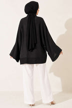 https://cdn.pazarium.com.tr/onu-bagcikli-oversize-tul-kimono-siyah-807505-19-B.jpg