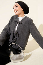 https://cdn.pazarium.com.tr/onu-baglamali-buklet-kisa-kimono-fume-709629-17-B.jpg