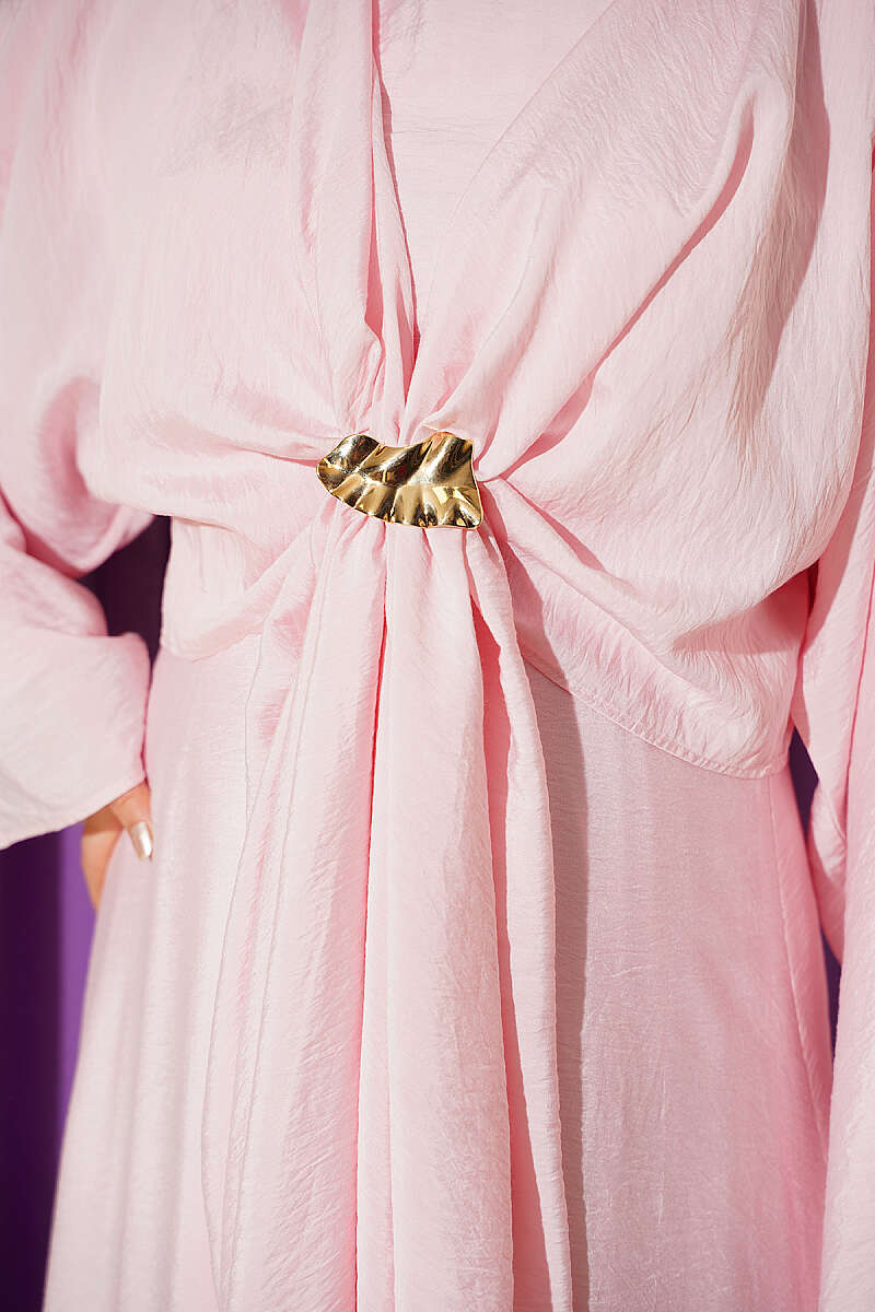 https://cdn.pazarium.com.tr/onu-baglamali-gold-tokali-elbise-pembe-808253-19-B.jpg