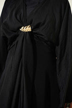 https://cdn.pazarium.com.tr/onu-baglamali-gold-tokali-elbise-siyah-807944-19-B.jpg