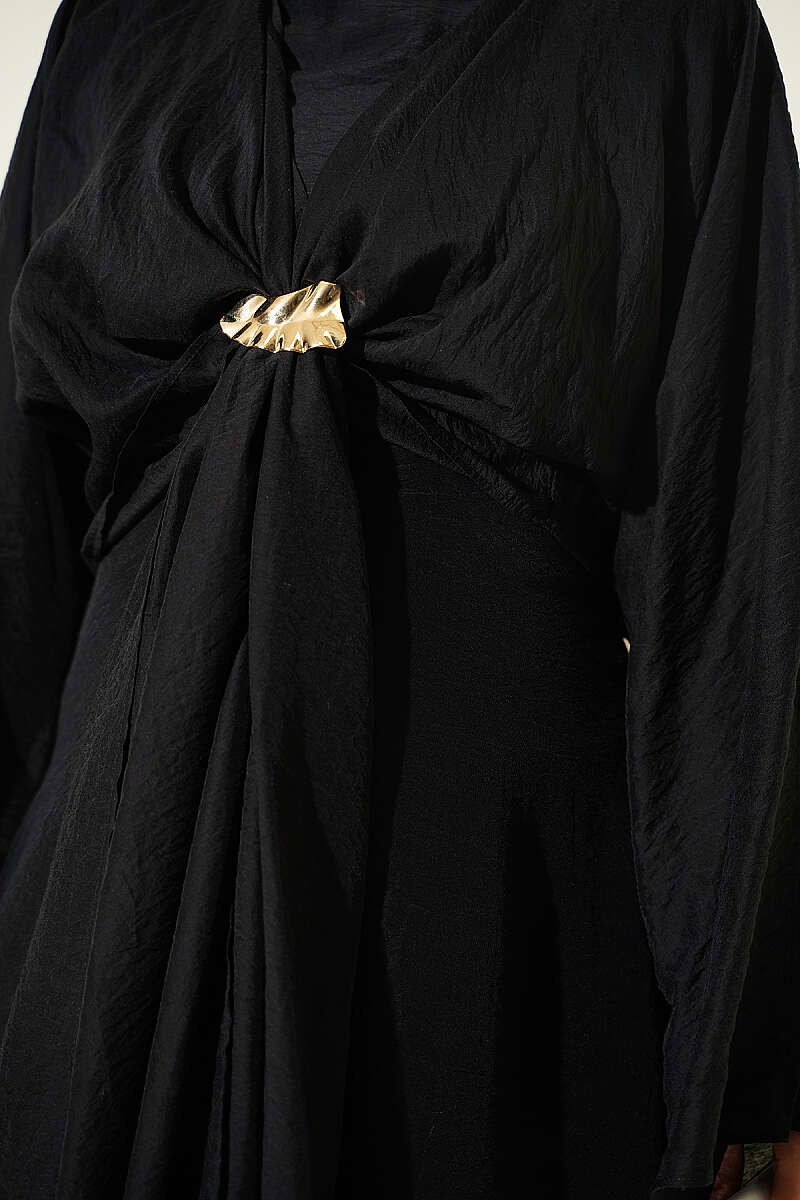 https://cdn.pazarium.com.tr/onu-baglamali-gold-tokali-elbise-siyah-807944-19-B.jpg