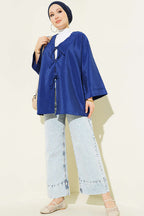 https://cdn.pazarium.com.tr/onu-baglamali-salas-parasut-kimono-lacivert-790403-19-B.jpg