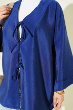 https://cdn.pazarium.com.tr/onu-baglamali-salas-parasut-kimono-lacivert-790408-19-B.jpg