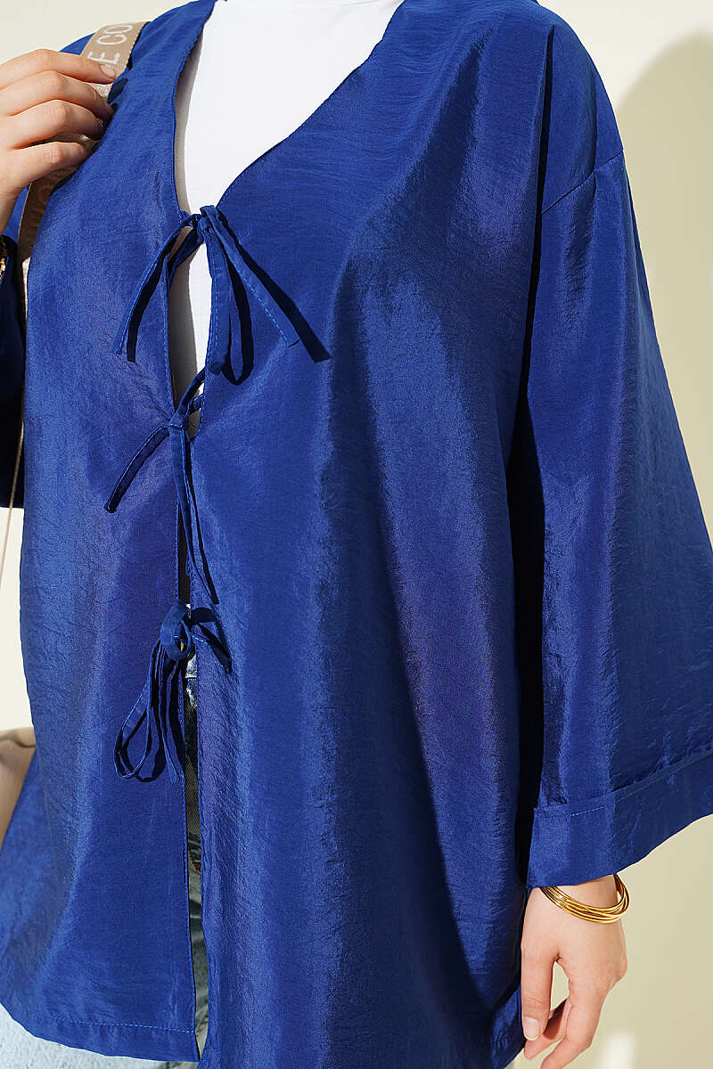 https://cdn.pazarium.com.tr/onu-baglamali-salas-parasut-kimono-lacivert-790408-19-B.jpg