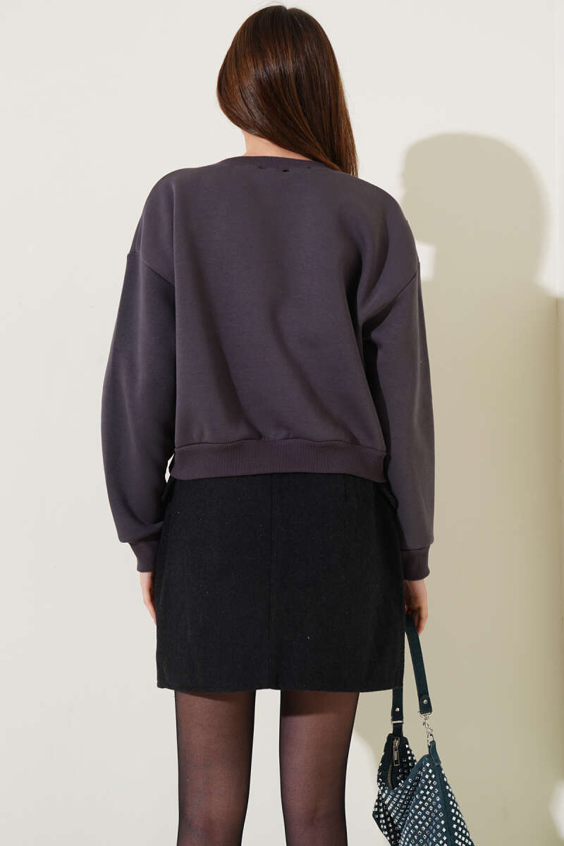 Önü Boncuklu Üç İplik Kısa Sweatshirt