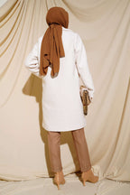 https://cdn.pazarium.com.tr/onu-dugmeli-cepli-krem-kaban-430130-76-B.jpg