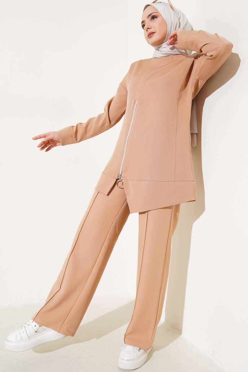 https://cdn.pazarium.com.tr/onu-fermuarli-tunik-ikili-takim-camel-580709-13-B.jpg