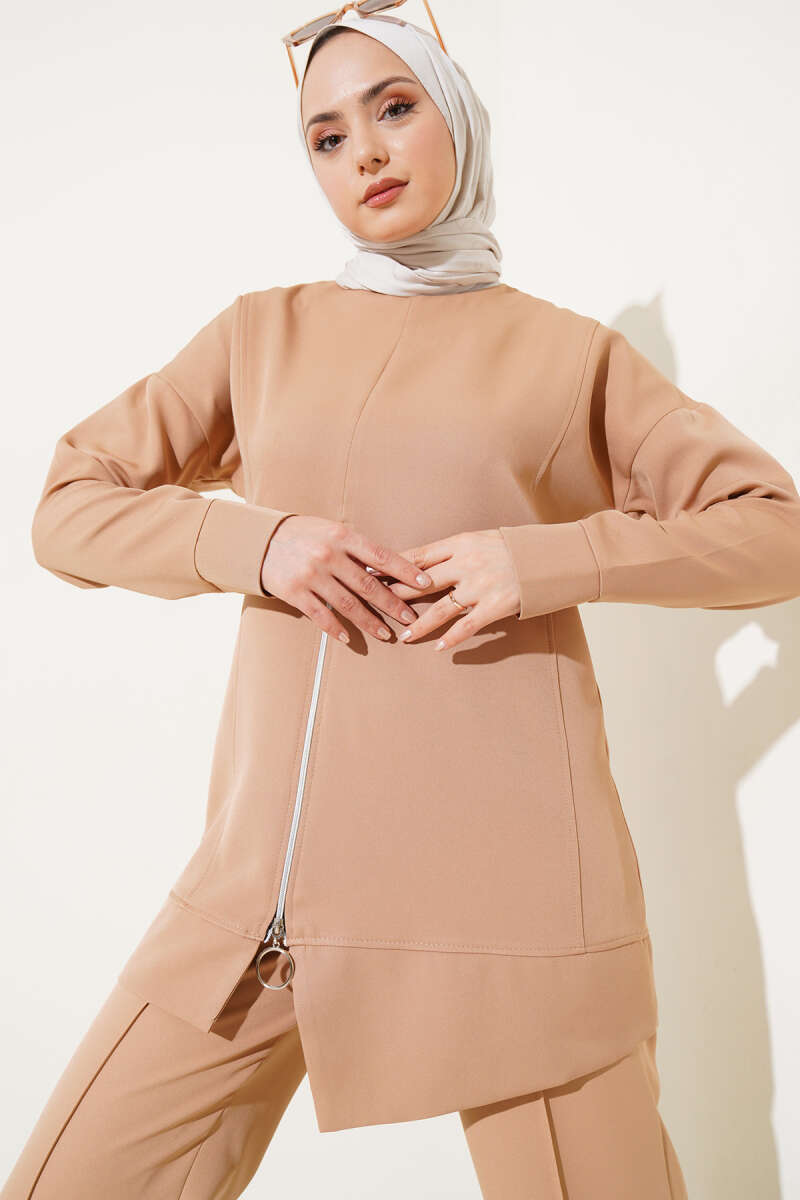 https://cdn.pazarium.com.tr/onu-fermuarli-tunik-ikili-takim-camel-580711-13-B.jpg