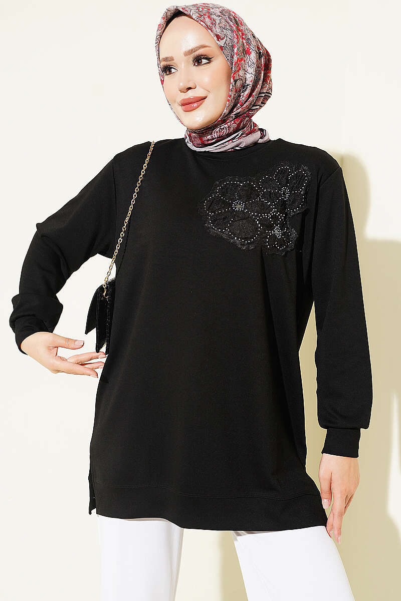 https://cdn.pazarium.com.tr/onu-gul-aksesuarli-loysa-tunik-siyah-821470-20-B.jpg