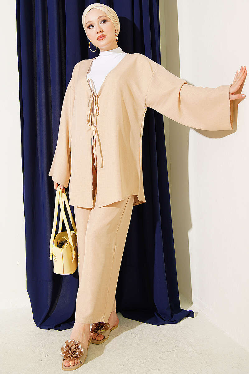 https://cdn.pazarium.com.tr/onu-ip-bagcikli-kimono-ikili-takim-bej-810646-20-B.jpg