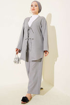 https://cdn.pazarium.com.tr/onu-ip-bagcikli-kimono-ikili-takim-gri-810650-20-B.jpg