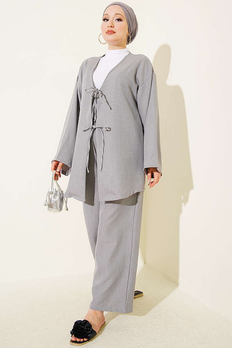 https://cdn.pazarium.com.tr/onu-ip-bagcikli-kimono-ikili-takim-gri-810650-20-B.jpg