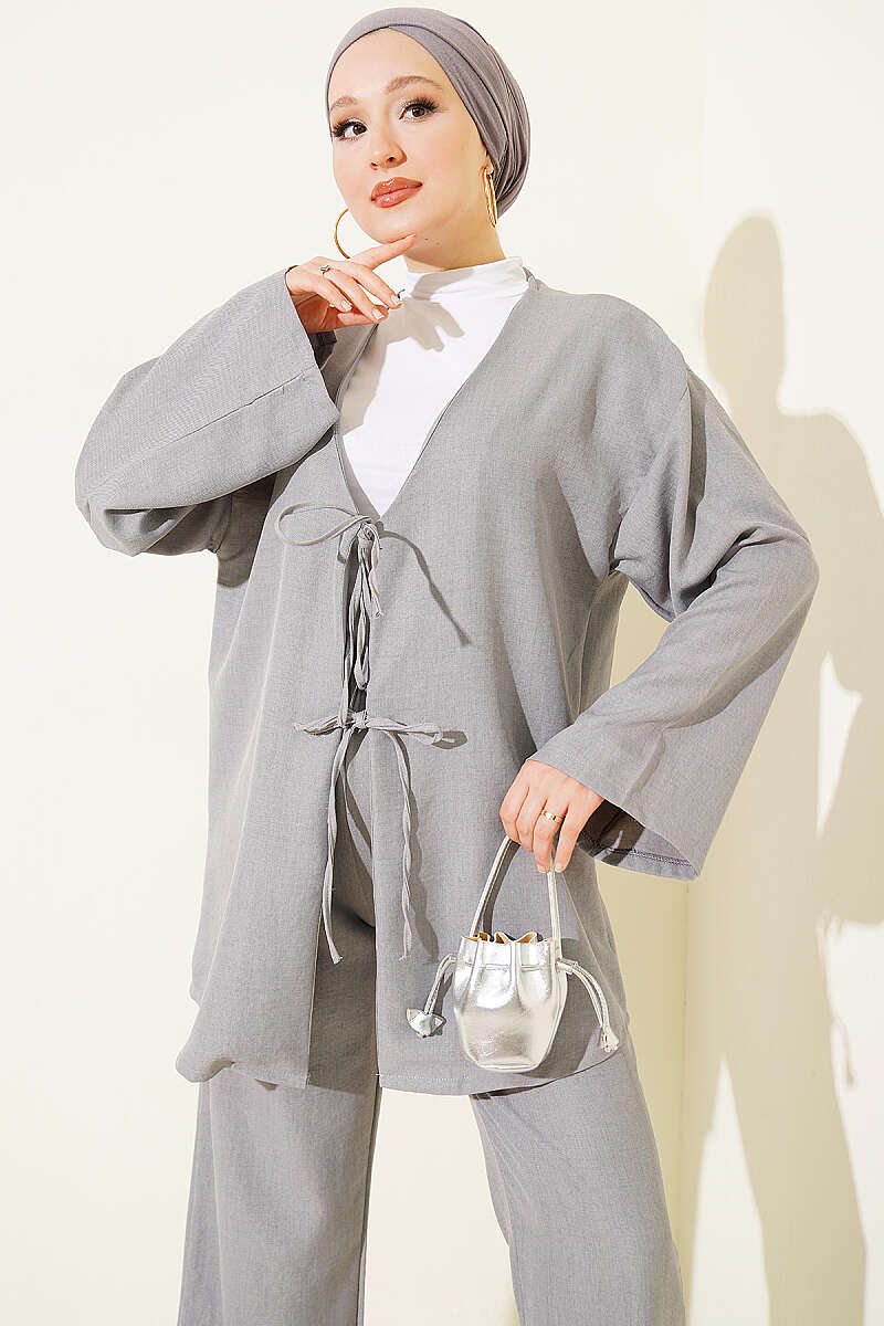 https://cdn.pazarium.com.tr/onu-ip-bagcikli-kimono-ikili-takim-gri-810651-20-B.jpg
