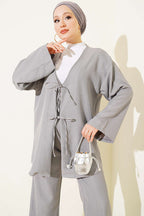 https://cdn.pazarium.com.tr/onu-ip-bagcikli-kimono-ikili-takim-gri-810651-20-B.jpg
