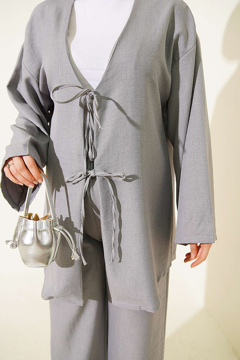 https://cdn.pazarium.com.tr/onu-ip-bagcikli-kimono-ikili-takim-gri-810653-20-B.jpg