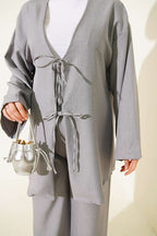https://cdn.pazarium.com.tr/onu-ip-bagcikli-kimono-ikili-takim-gri-810653-20-B.jpg