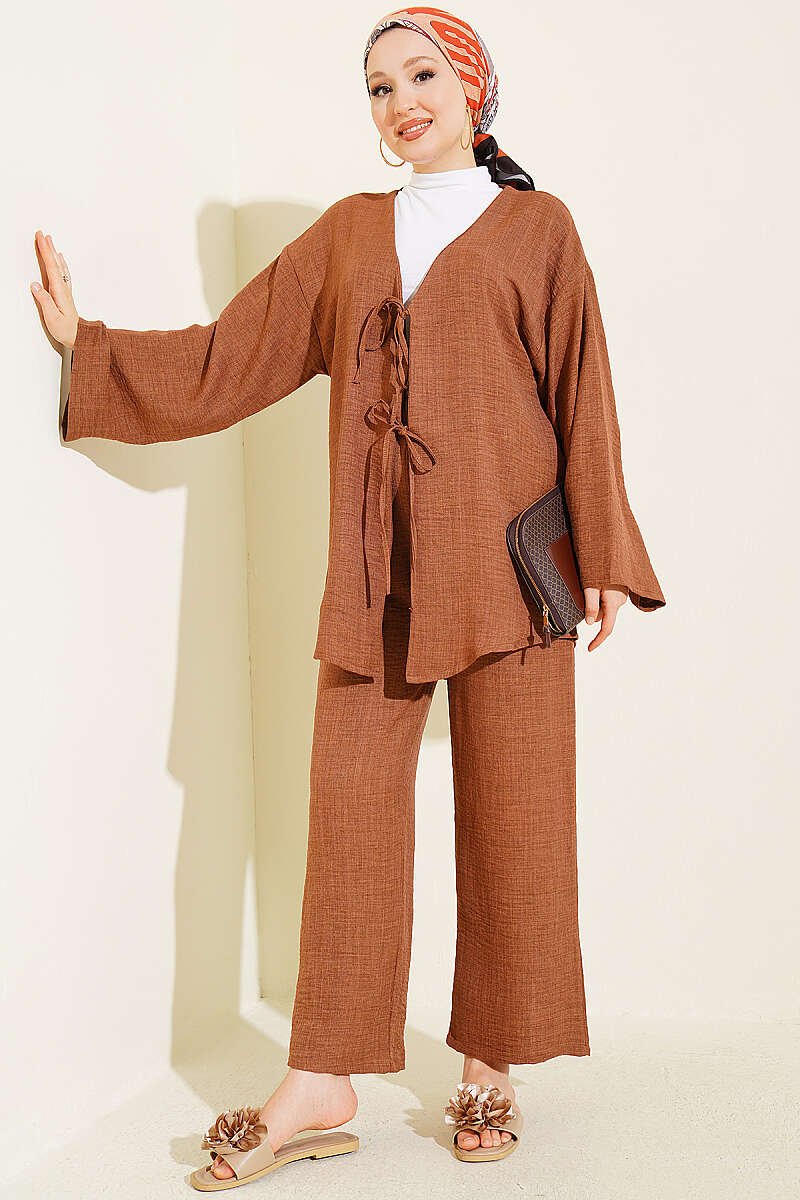 https://cdn.pazarium.com.tr/onu-ip-bagcikli-kimono-ikili-takim-kahve-810654-20-B.jpg