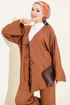 https://cdn.pazarium.com.tr/onu-ip-bagcikli-kimono-ikili-takim-kahve-810655-20-B.jpg