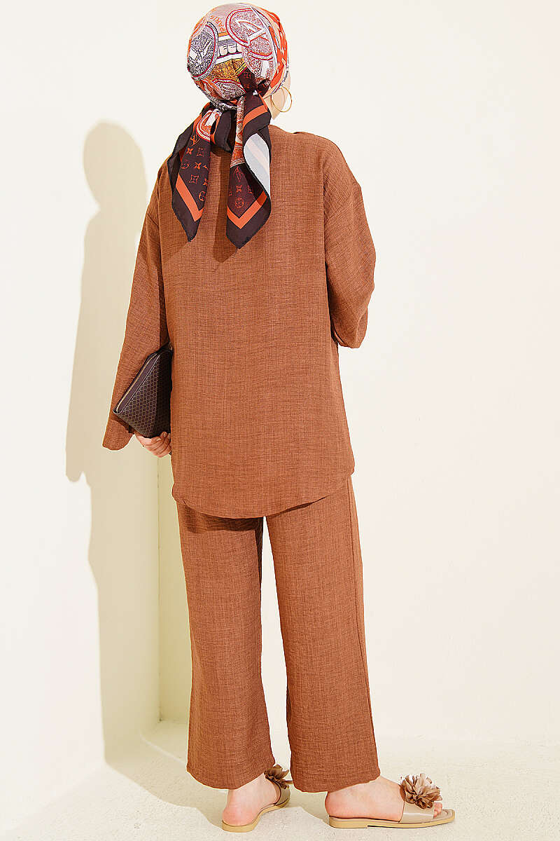 https://cdn.pazarium.com.tr/onu-ip-bagcikli-kimono-ikili-takim-kahve-810656-20-B.jpg