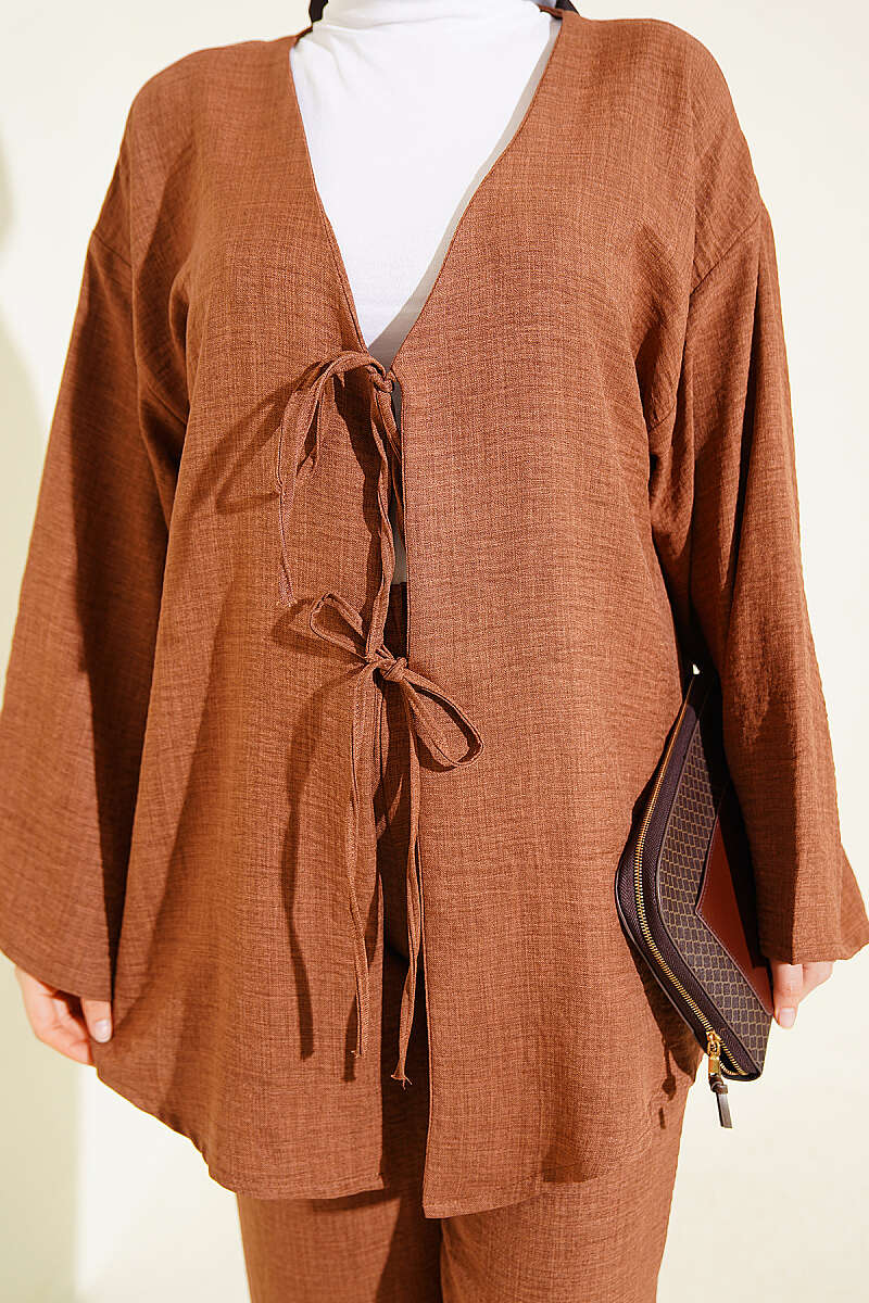 https://cdn.pazarium.com.tr/onu-ip-bagcikli-kimono-ikili-takim-kahve-810657-20-B.jpg