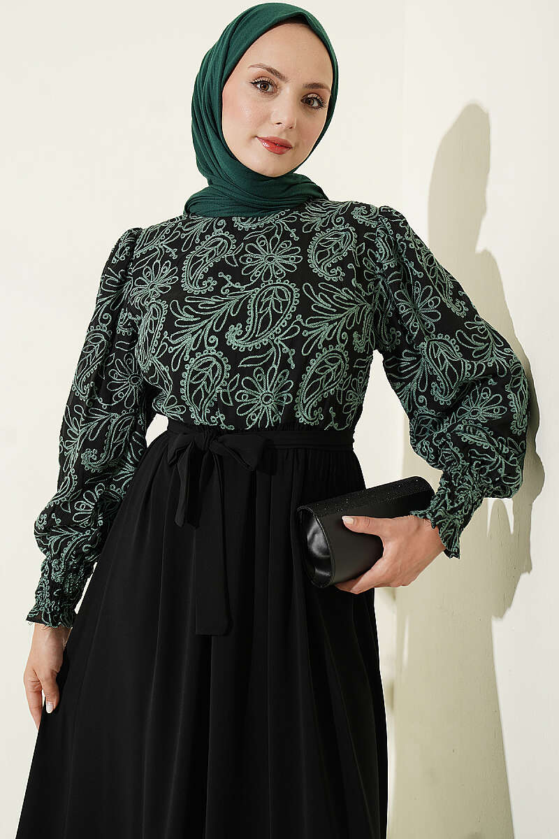 https://cdn.pazarium.com.tr/onu-nakis-detayli-bilek-gupurlu-elbise-yesil-815483-20-B.jpg