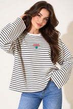 https://cdn.pazarium.com.tr/onu-nakis-detayli-cizgili-sweatshirt-siyah-839370-20-B.jpg