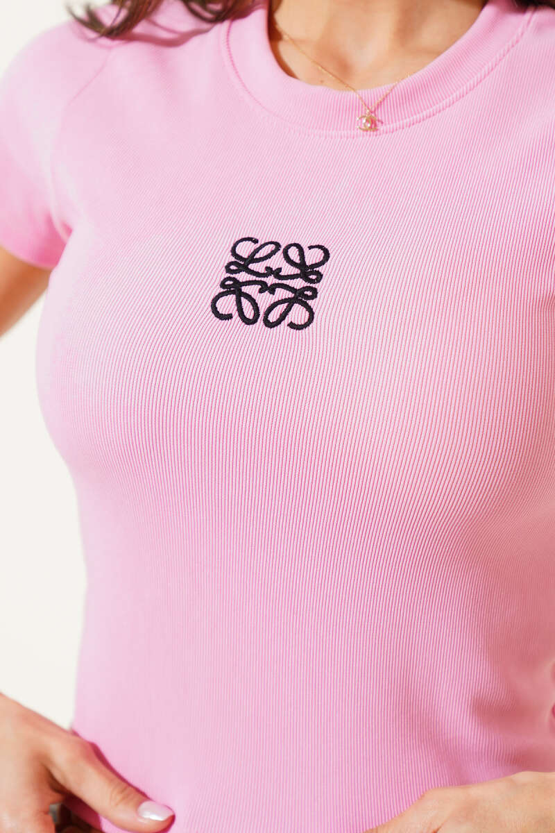 https://cdn.pazarium.com.tr/onu-nakisli-kisa-kol-kaskorse-crop-pembe-624411-15-B.jpg