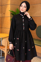https://cdn.pazarium.com.tr/onu-nakisli-yarim-dugmeli-tunik-siyah-835698-20-B.jpg