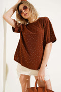 https://cdn.pazarium.com.tr/onu-tas-suslemeli-t-shirt-kahve-598799-14-B.jpg