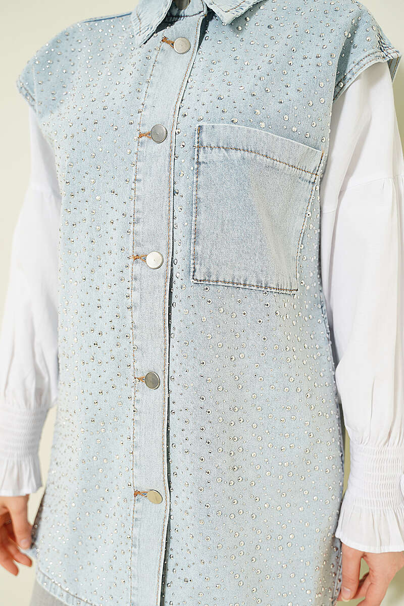 https://cdn.pazarium.com.tr/onu-tasli-metal-dugmeli-kot-yelek-acik-kar-769503-18-B.jpg