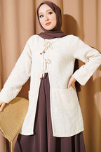 https://cdn.pazarium.com.tr/orgu-biyeli-baglamali-keten-kimono-bej-810300-14-B.jpg