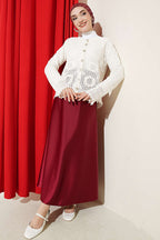 https://cdn.pazarium.com.tr/oval-kabartmali-dugmeli-kisa-triko-hirka-beyaz-761075-18-B.jpg
