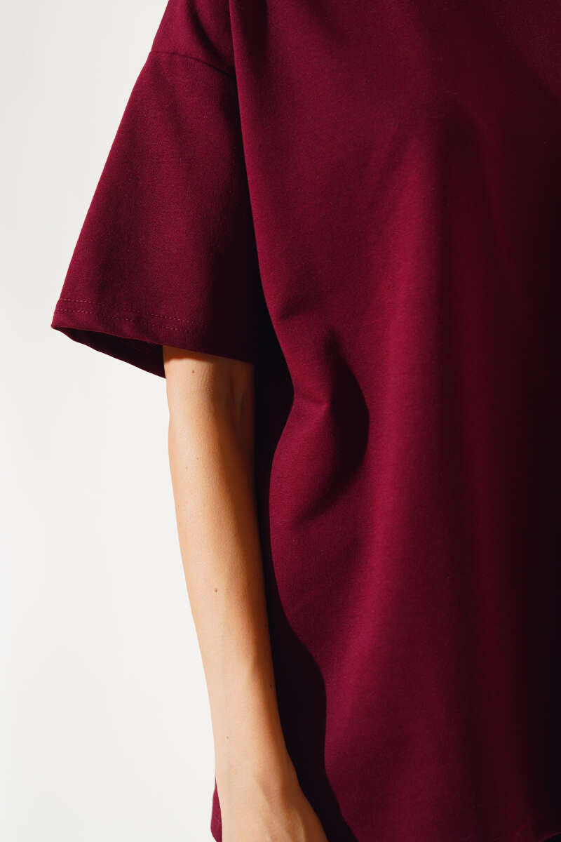 https://cdn.pazarium.com.tr/oversize-basic-t-shirt-bordo-549323-13-B.jpg